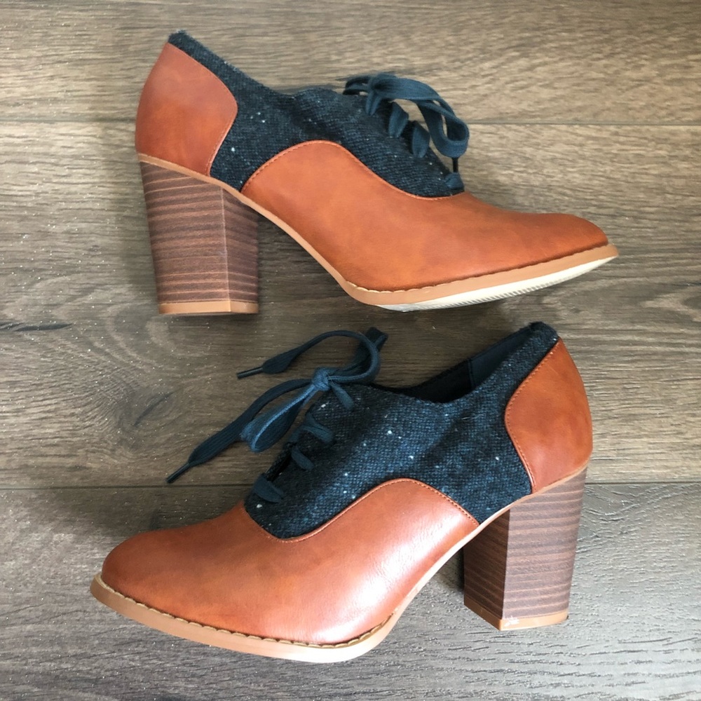 Restricted brand brown & navy lace up block heels